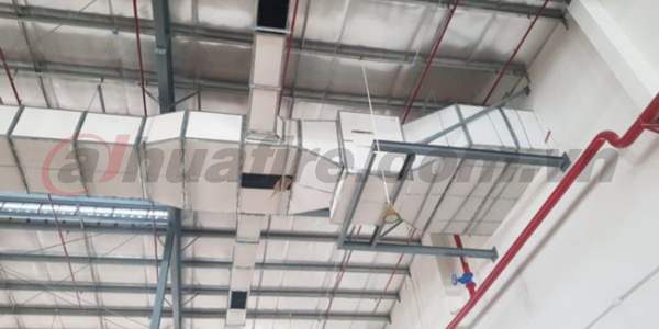 Quạt h&uacute;t kh&oacute;i v&agrave; cửa ngăn kh&oacute;i trong h&agrave;nh lang t&ograve;a nh&agrave;